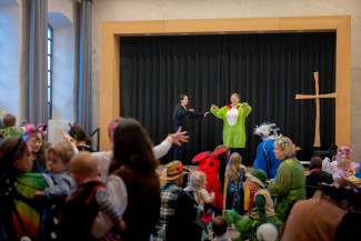 Wir tanzen das Fliegerlied beim Zwergenfasching!